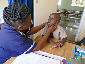Symbolbild Kind in einer Klinik in Simbabwe